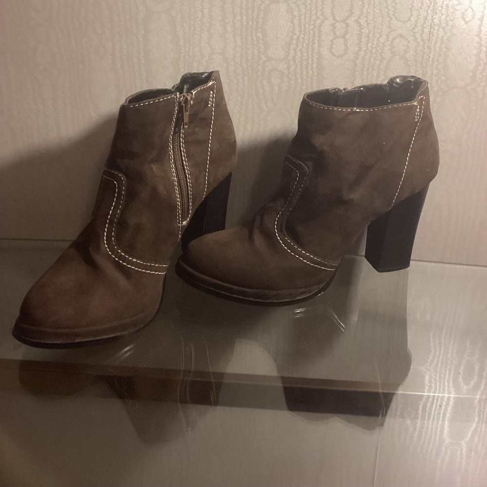LEILA STONE  CHOCOLATE BROWN BLOCK HEEL ANKLE BOOTS. SZ 9, $13.